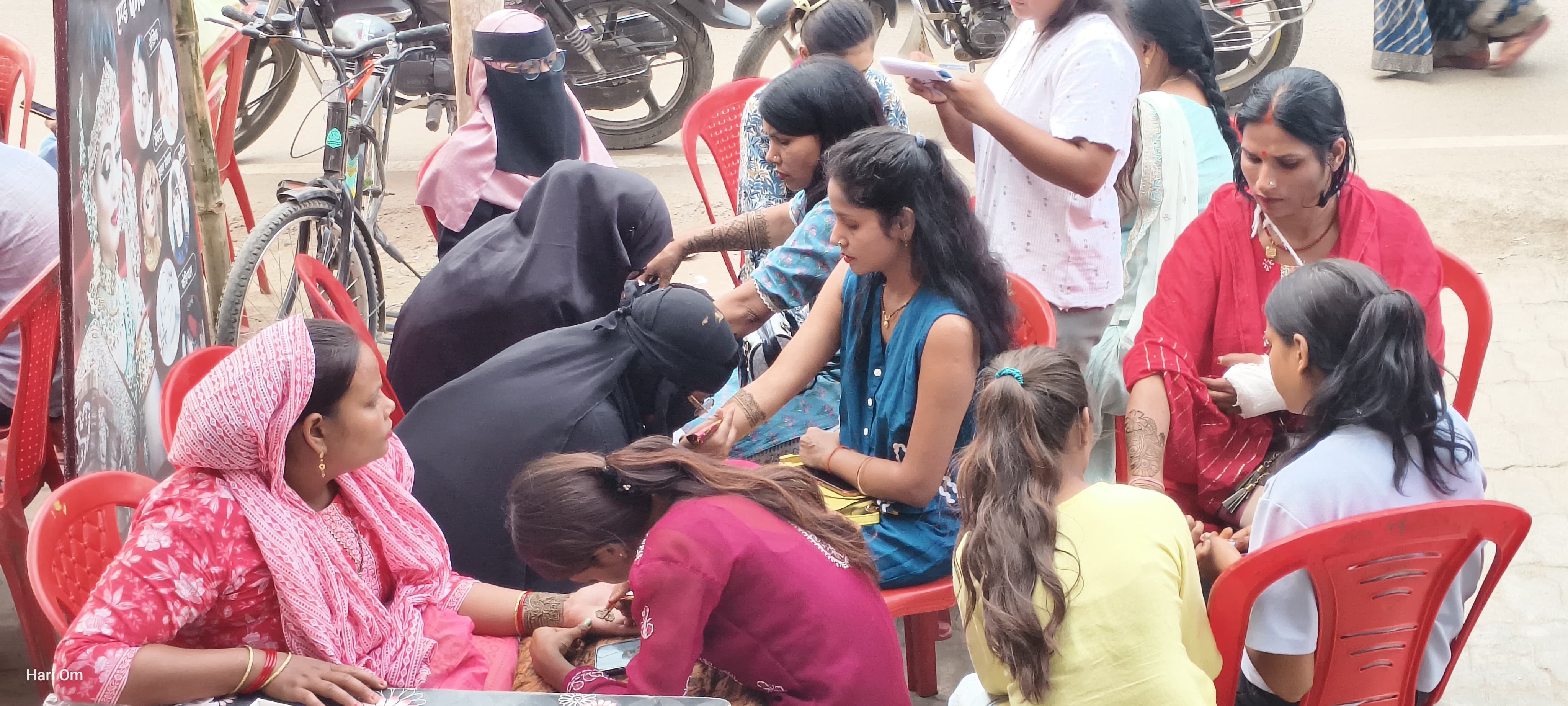 बाजार में करवा और पूजन सामग्री की खरीदारी करते लोग बाजार में करवा और पूजन सामग्री की खरीदारी करते लोग