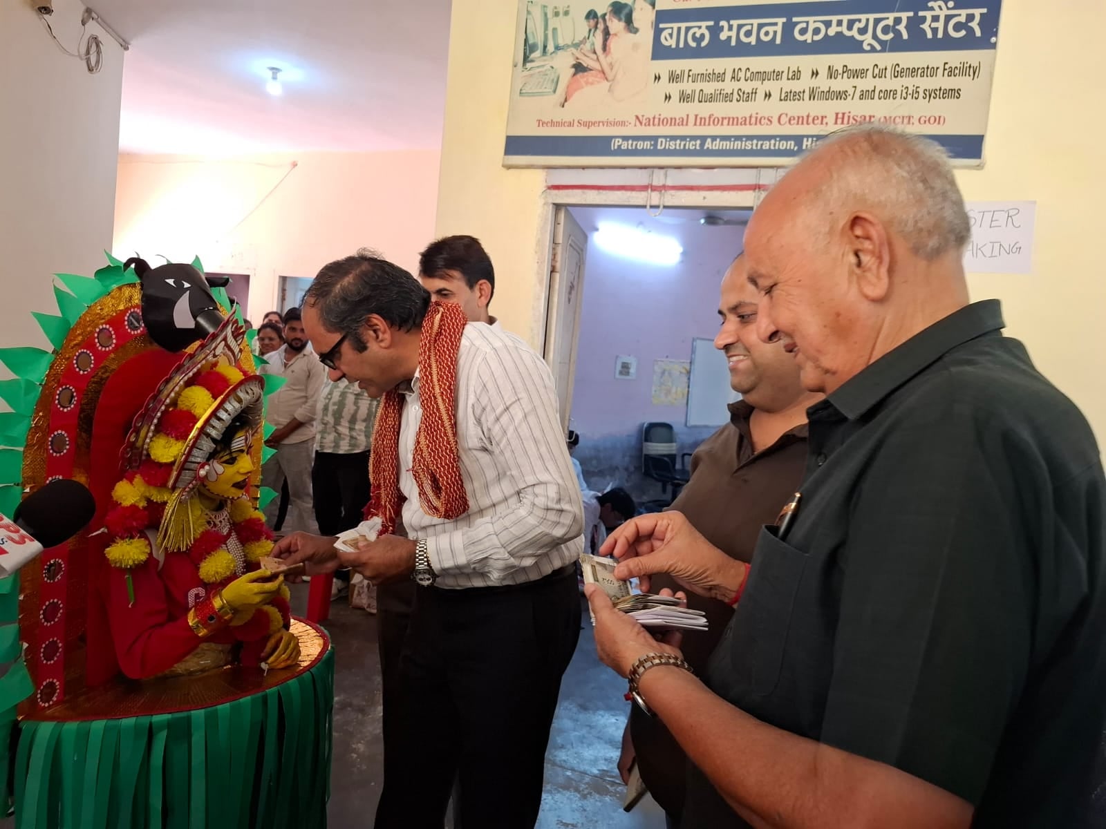 बाल महोत्सव में बच्चों की रचनात्मक गतिविधियों का अवलोकल करते एसडीएम। स्रोत : प्रशासन बाल महोत्सव में बच्चों की रचनात्मक गतिविधियों का अवलोकल करते एसडीएम। स्रोत : प्रशासन