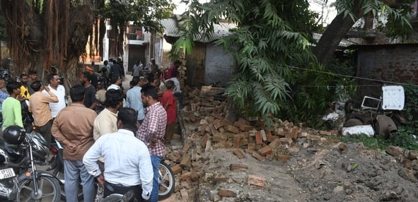 ब्राह्मणी टोला में तीन हत्याओं के आरोपी के मकान की दीवार एलडीए ने ढहा दी। ब्राह्मणी टोला में तीन हत्याओं के आरोपी के मकान की दीवार एलडीए ने ढहा दी।