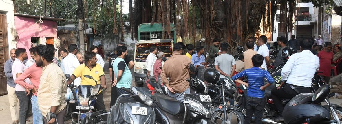 ब्राह्मणी टोला में तीन हत्याओं के आरोपी के मकान की दीवार एलडीए ने ढहा दी। ब्राह्मणी टोला में तीन हत्याओं के आरोपी के मकान की दीवार एलडीए ने ढहा दी।