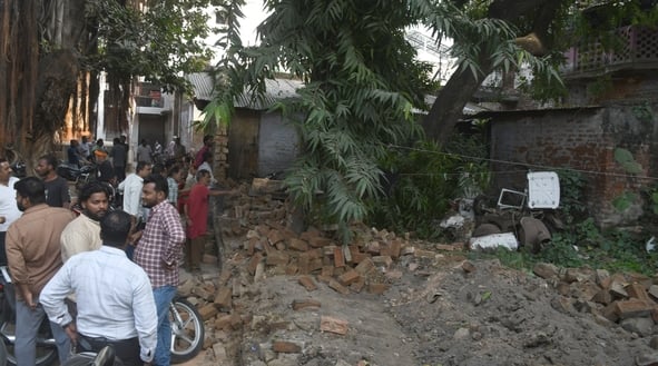 ब्राह्मणी टोला में तीन हत्याओं के आरोपी के मकान की दीवार एलडीए ने ढहा दी। ब्राह्मणी टोला में तीन हत्याओं के आरोपी के मकान की दीवार एलडीए ने ढहा दी।