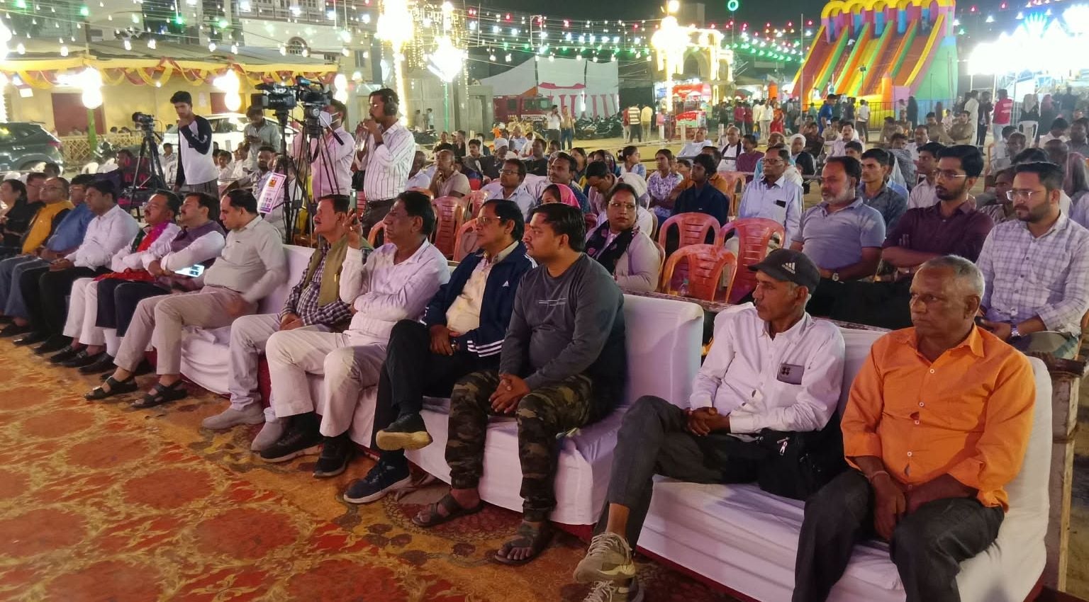 बदायूं के गांधी ग्राउंड में आयोजित कवि सम्मेलन में प्रस्तुति देते कवि आदित्य जैन। संवाद बदायूं के गांधी ग्राउंड में आयोजित कवि सम्मेलन में प्रस्तुति देते कवि आदित्य जैन। संवाद