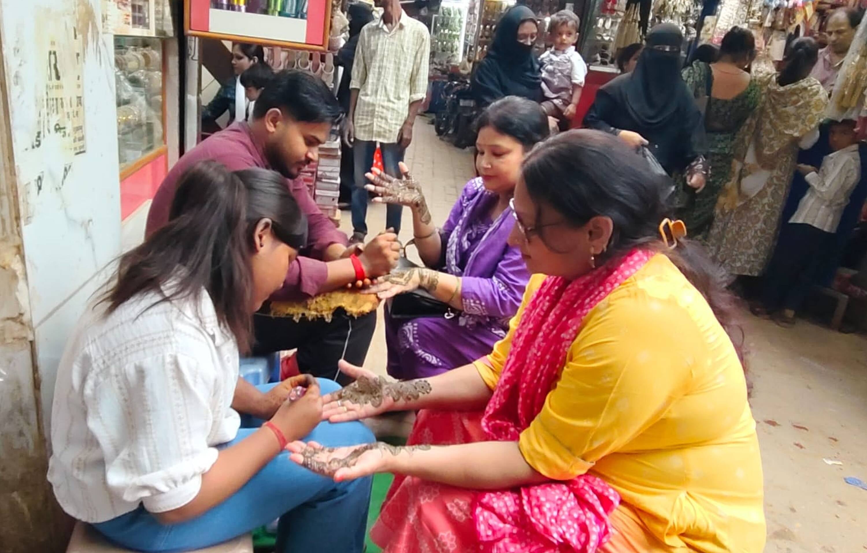  चौक में करवा की खरीदारी करती महिलाएं। स्रोत- सोशल मीडिया