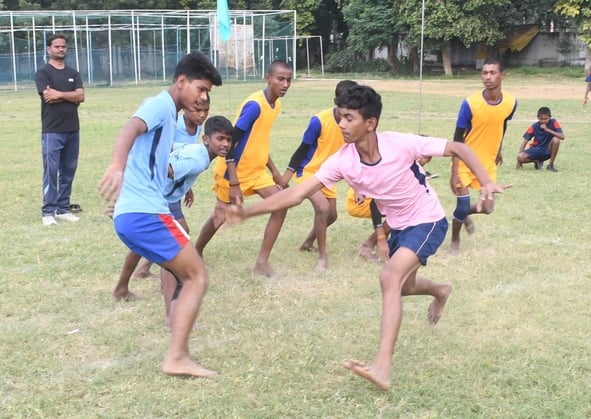 चौक स्टेडियम में परिषदीय विद्यालयों की खेल प्रतियोगिता में हिस्सा लेते खिलाड़ी। चौक स्टेडियम में परिषदीय विद्यालयों की खेल प्रतियोगिता में हिस्सा लेते खिलाड़ी।