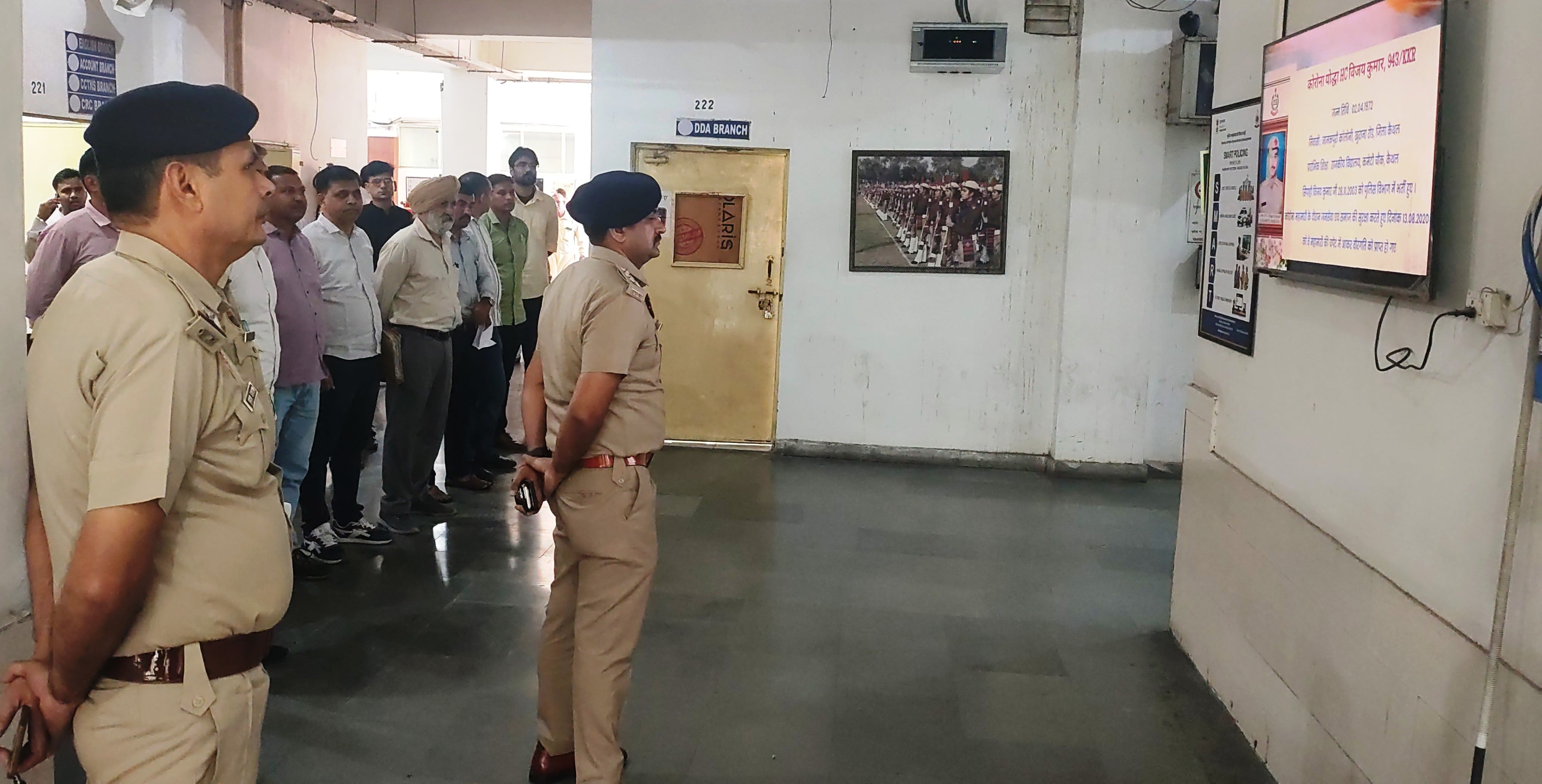 एसपी आफिस परिसर में शहीदों की फिल्म देखते पुलिसकर्मी। प्रवक्ता एसपी आफिस परिसर में शहीदों की फिल्म देखते पुलिसकर्मी। प्रवक्ता