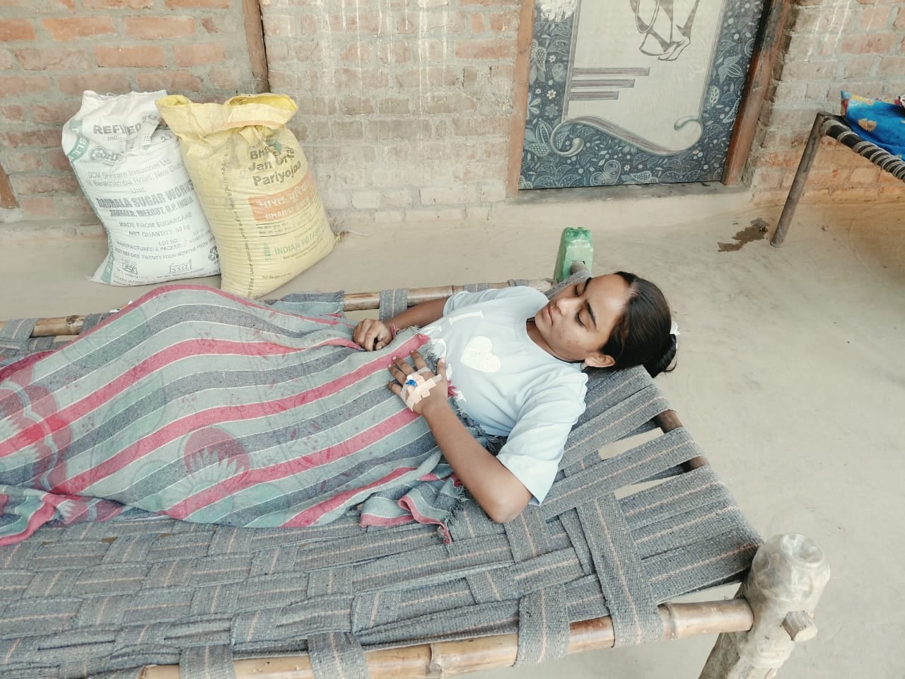 फोटो 14 बुखार से पीड़ित लल्लू सिंह चारपाई पर लेटे हुए। संवाद फोटो 14 बुखार से पीड़ित लल्लू सिंह चारपाई पर लेटे हुए। संवाद