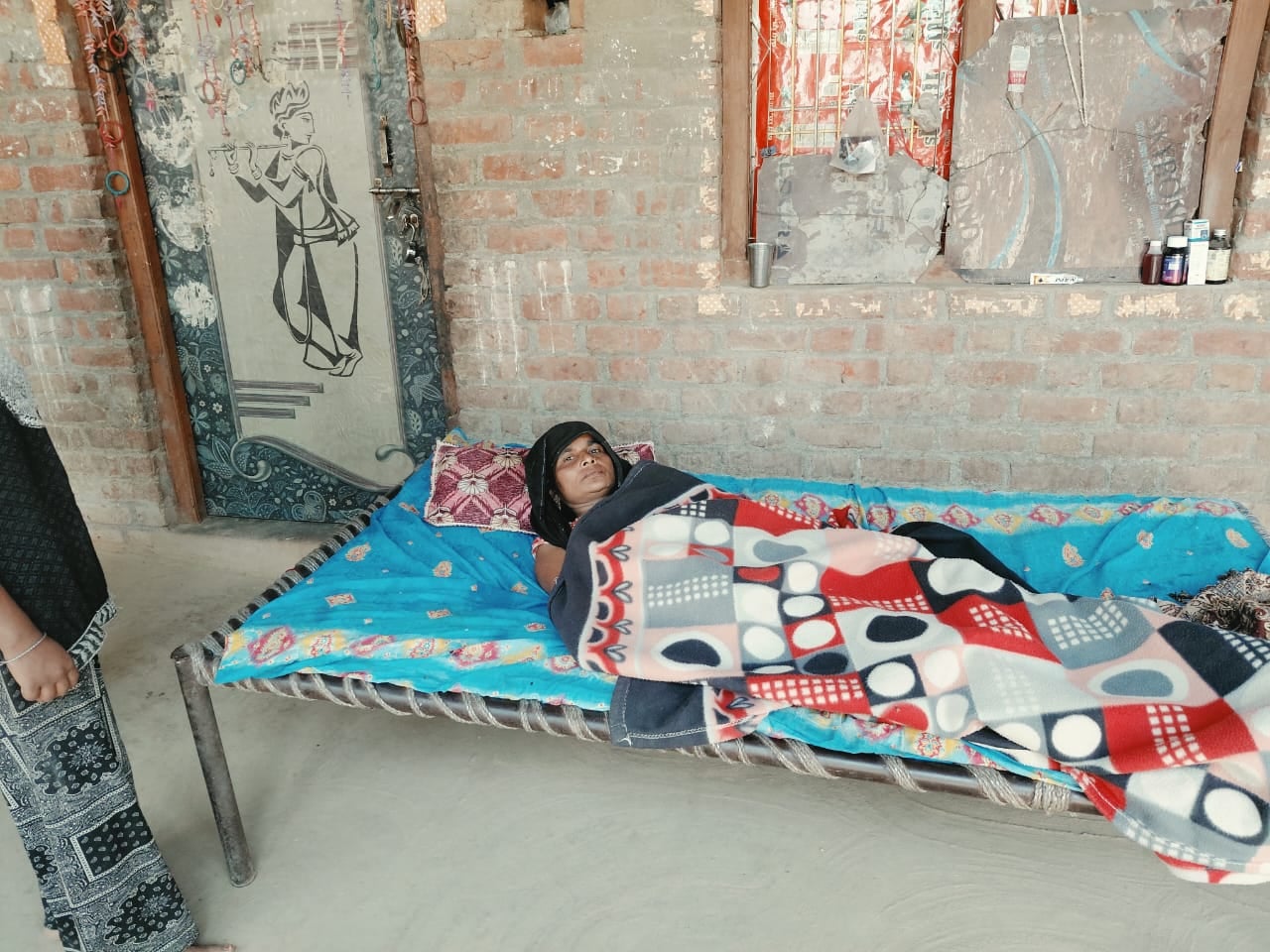 फोटो 14 बुखार से पीड़ित लल्लू सिंह चारपाई पर लेटे हुए। संवाद फोटो 14 बुखार से पीड़ित लल्लू सिंह चारपाई पर लेटे हुए। संवाद