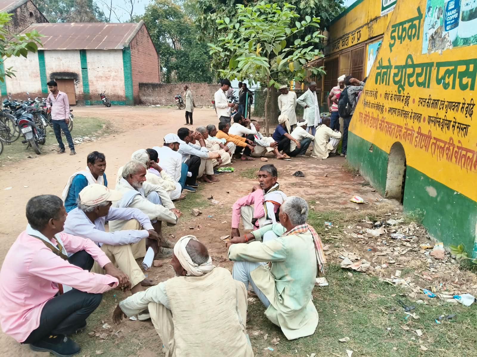 फोटो-15-जसपुरा मंडी में डीएपी खाद लेने के लिए उमड़ी भीड़। संवाद