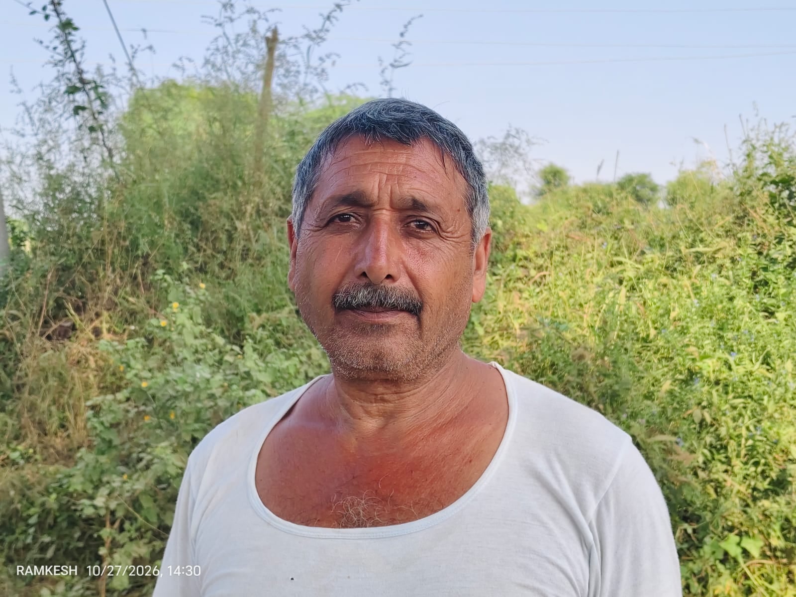 फोटो: 21:: गांव के मुख्य मार्ग पर भरे पानी के बीच से होकर स्कूल से आतीं छात्राएं। संवाद फोटो: 21:: गांव के मुख्य मार्ग पर भरे पानी के बीच से होकर स्कूल से आतीं छात्राएं। संवाद