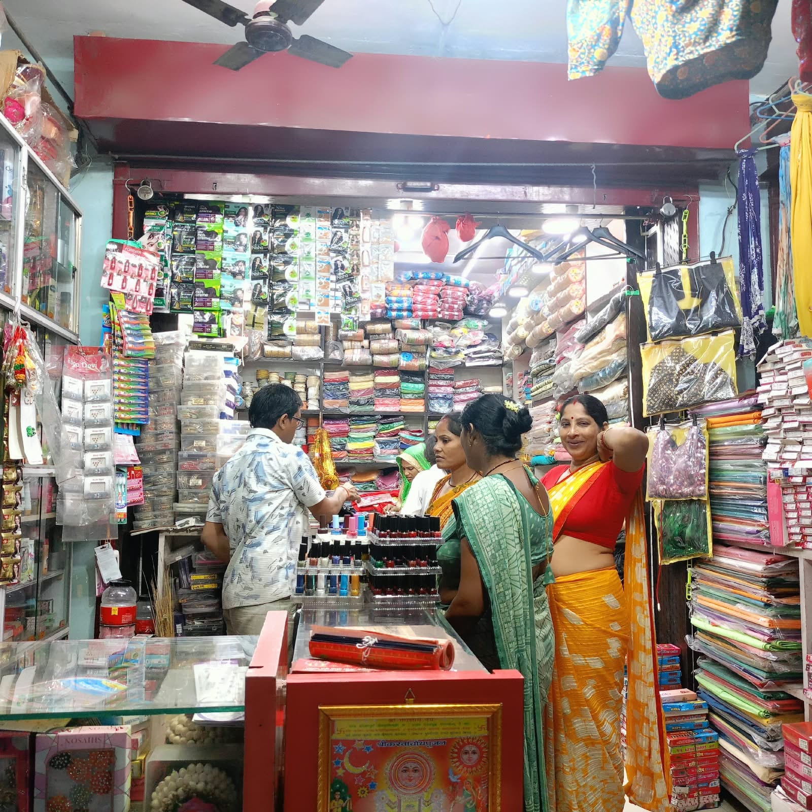 फोटो 28 सीकेटीपी 13 बाजार में दुकान पर कपड़ा खरीदते ग्राहक। संवाद