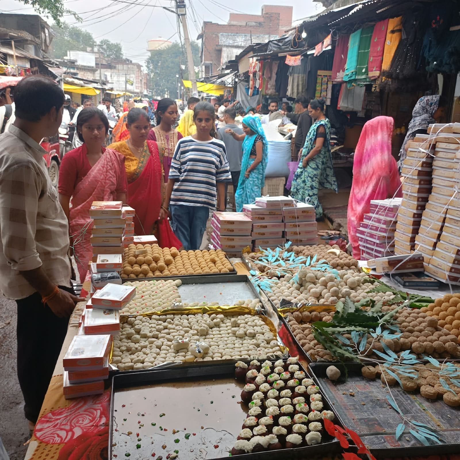 फोटो 28 सीकेटीपी 13 बाजार में दुकान पर कपड़ा खरीदते ग्राहक। संवाद