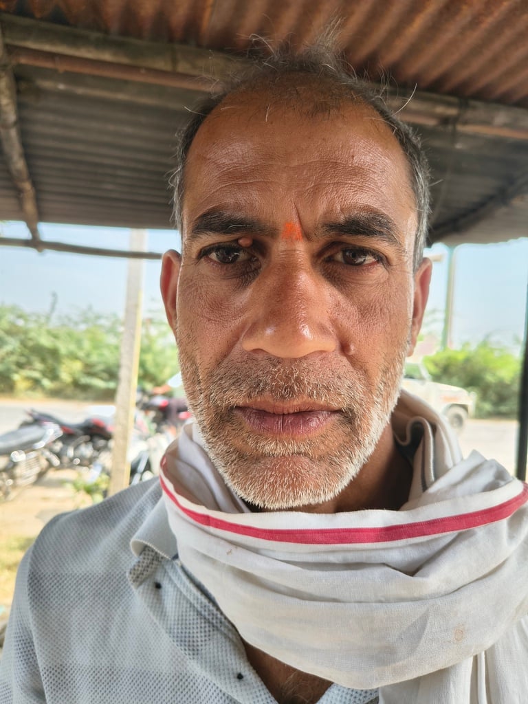 फोटो 30::सहकारी समिति जसवंतनगर में लटका ताला। संवाद