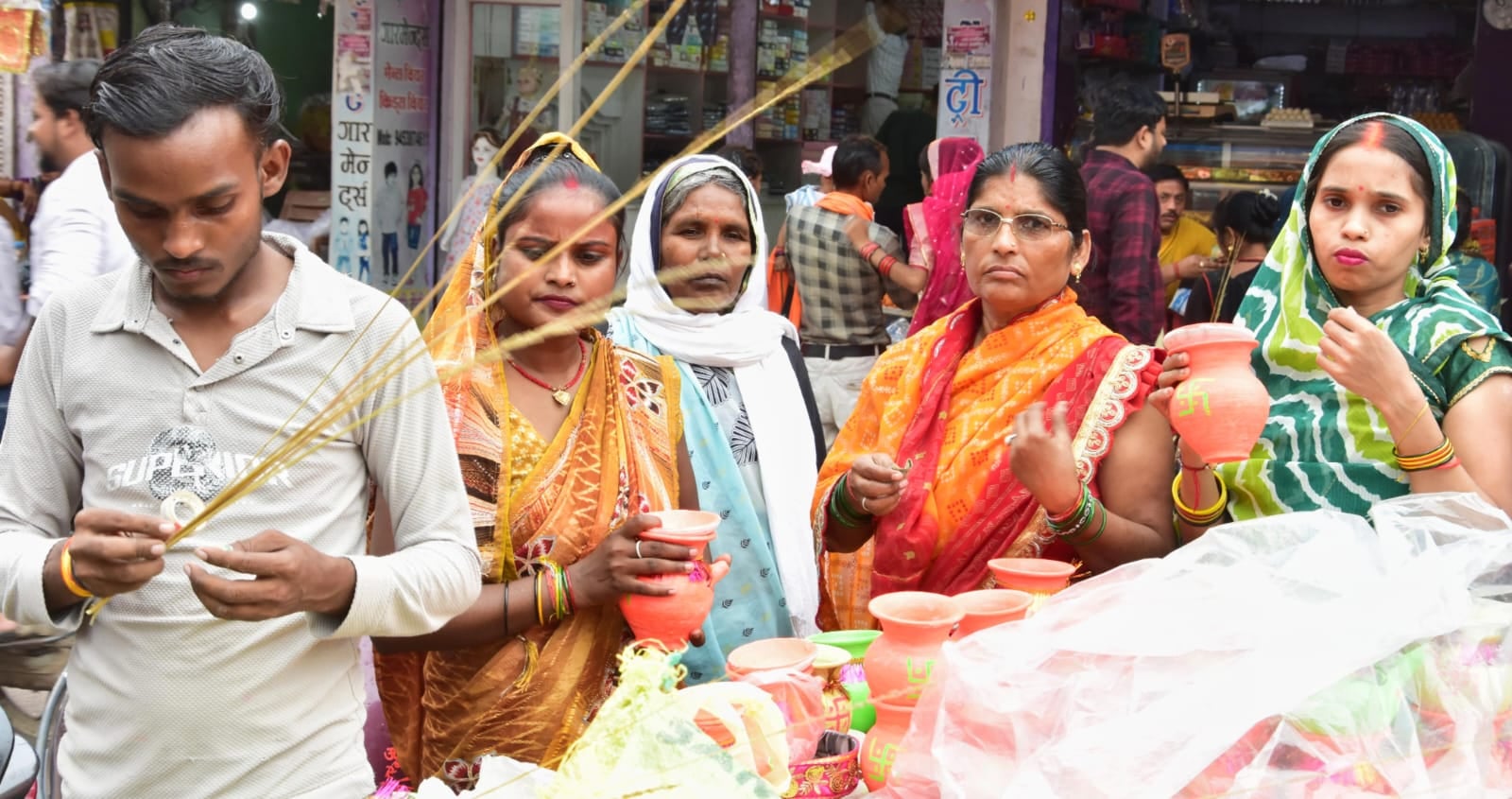 फोटो-5- महिला ग्राहक को चांदी के जेवरात दिखाते कारोबारी सत्यप्रकाश सराफ। संवाद