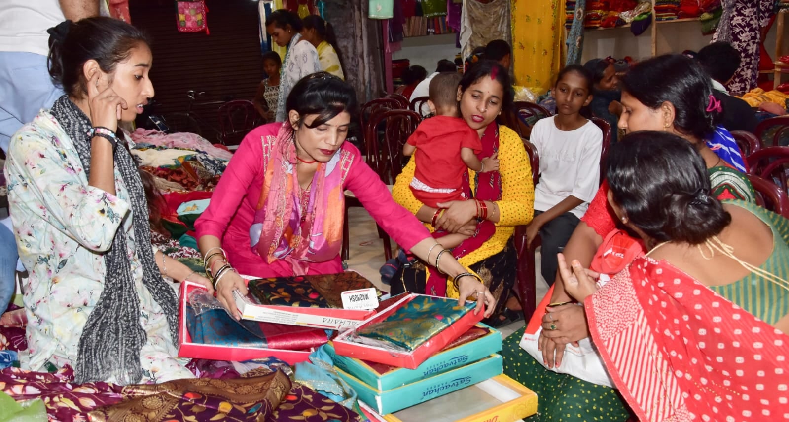 फोटो-5- महिला ग्राहक को चांदी के जेवरात दिखाते कारोबारी सत्यप्रकाश सराफ। संवाद