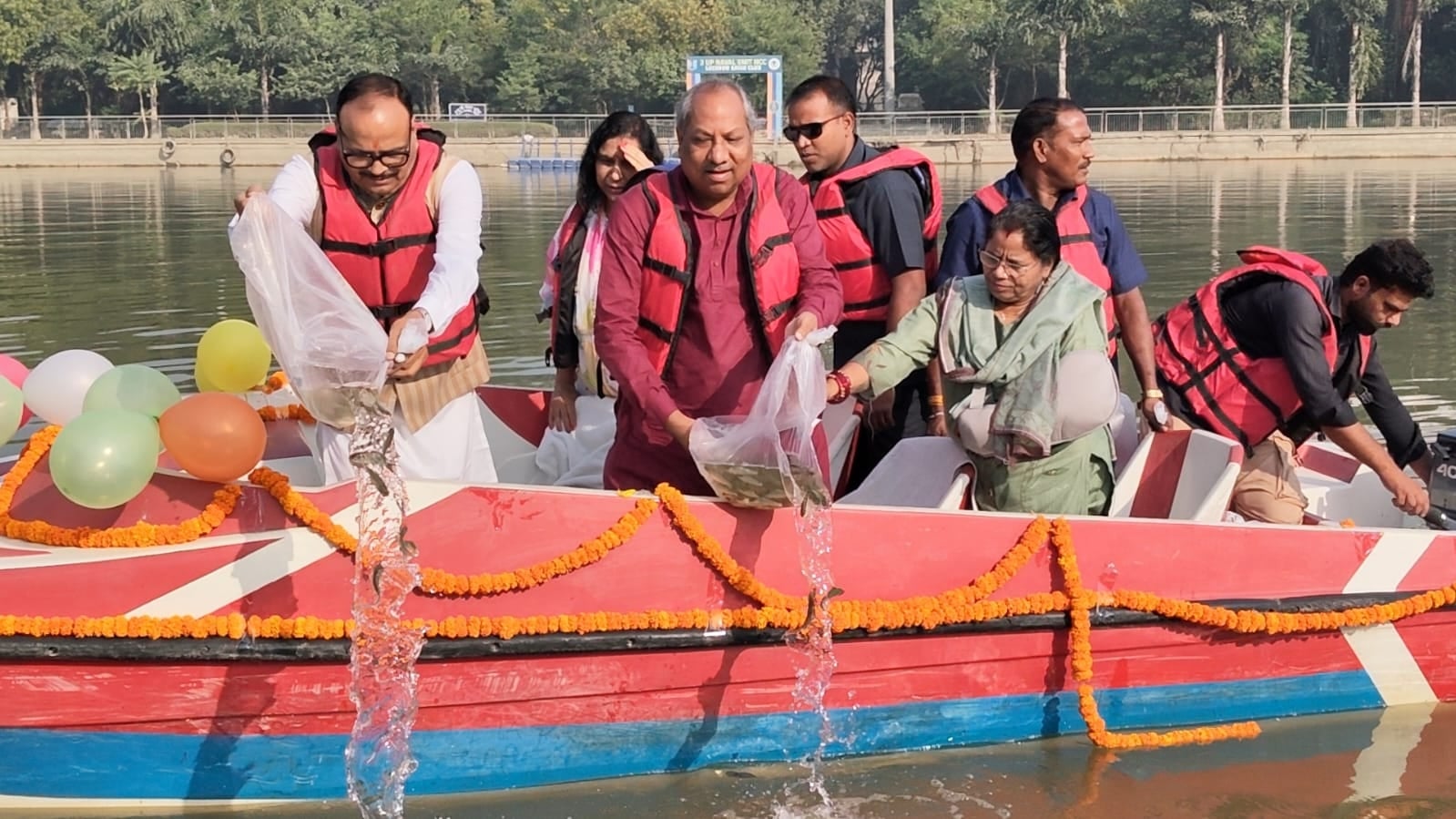 गोमती में छोड़ी गईं 50 हजार अंगुलिकाएं। गोमती में छोड़ी गईं 50 हजार अंगुलिकाएं।