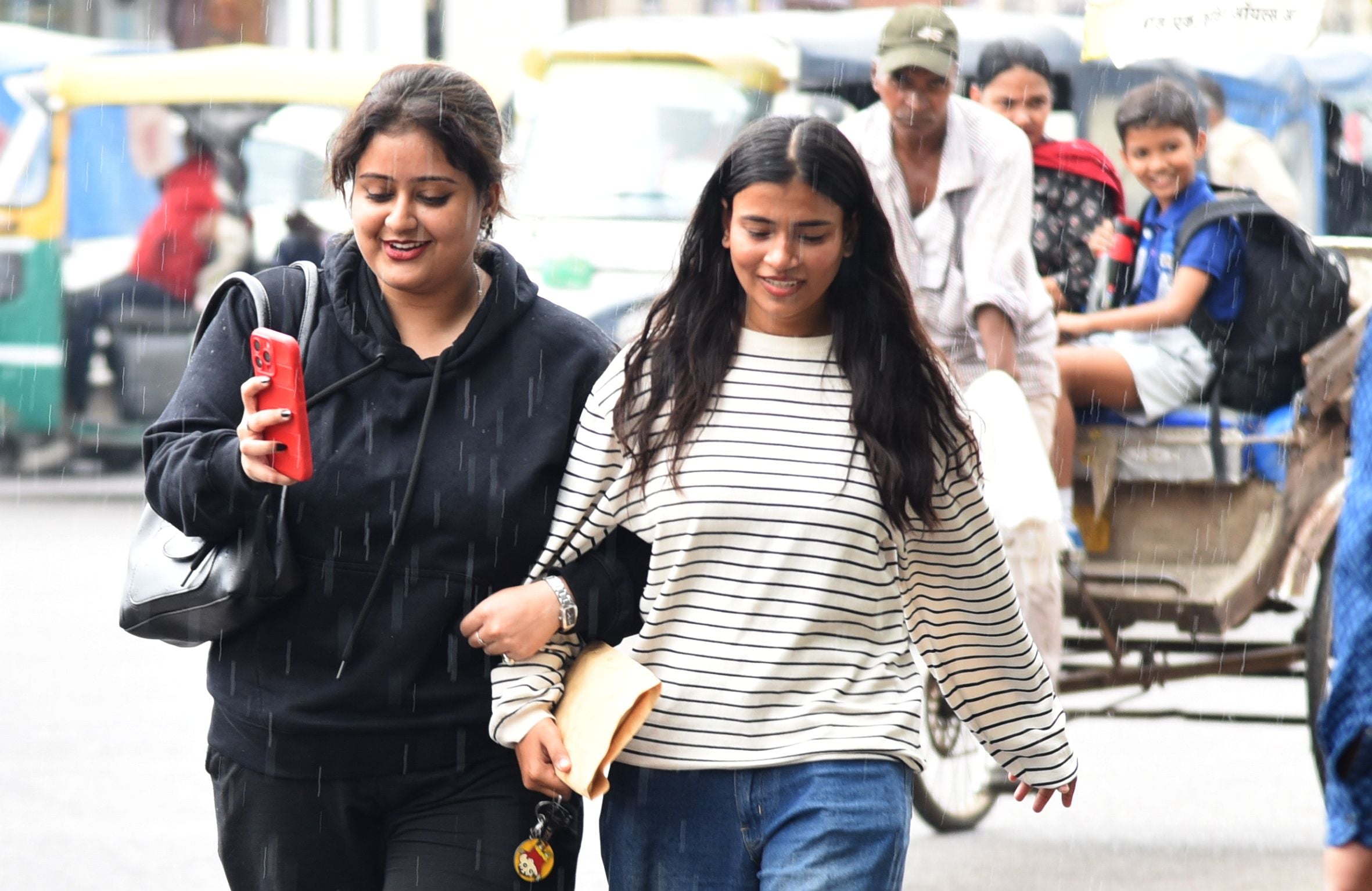 हजरतगंज में दोपहर को बूंदाबांदी हुई। हजरतगंज में दोपहर को बूंदाबांदी हुई।