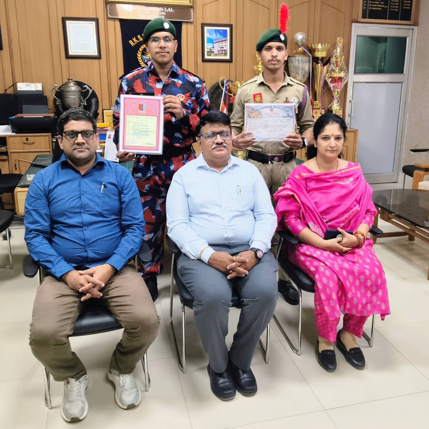 हर्ष नैन व अंकुश प्राचार्य व स्टाफ के साथ। विज्ञप्ति