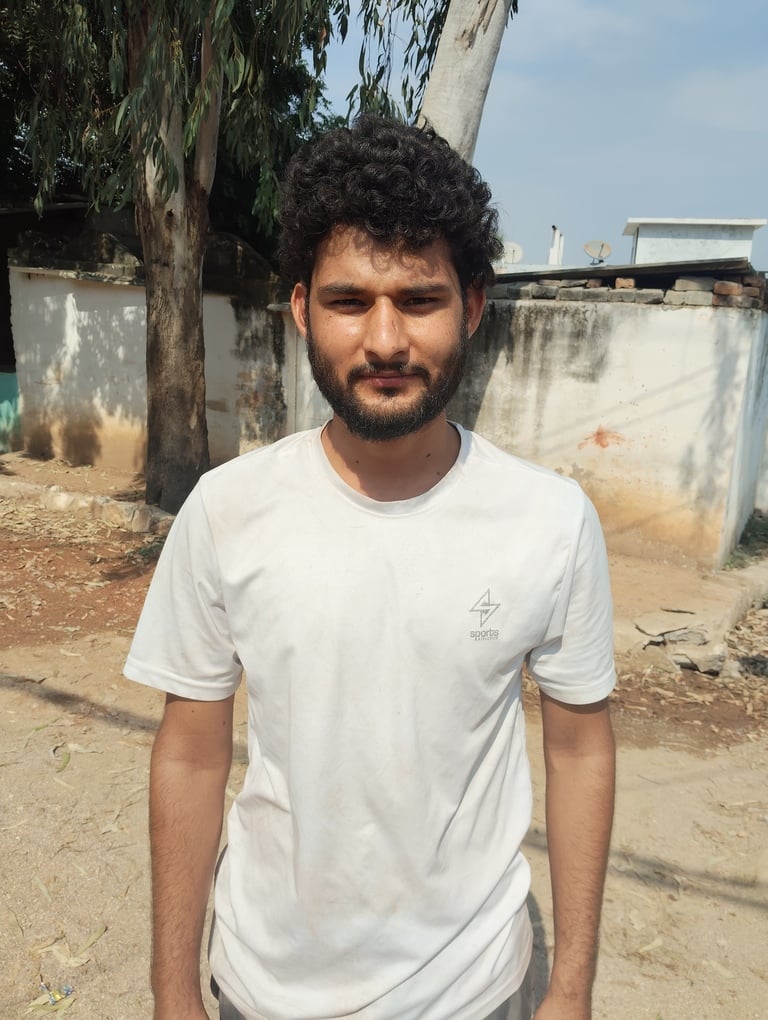 इंदिरानगर और सिद्धेश्वर नगर के बीच में रेलवे ट्रैक के किनारे टूटी हुई पाइप लाइन से घर के लिए पा इंदिरानगर और सिद्धेश्वर नगर के बीच में रेलवे ट्रैक के किनारे टूटी हुई पाइप लाइन से घर के लिए पा