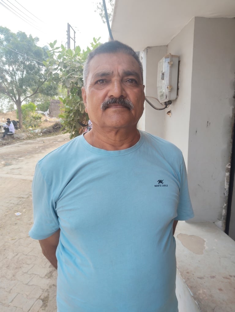इंदिरानगर और सिद्धेश्वर नगर के बीच में रेलवे ट्रैक के किनारे टूटी हुई पाइप लाइन से घर के लिए पा इंदिरानगर और सिद्धेश्वर नगर के बीच में रेलवे ट्रैक के किनारे टूटी हुई पाइप लाइन से घर के लिए पा