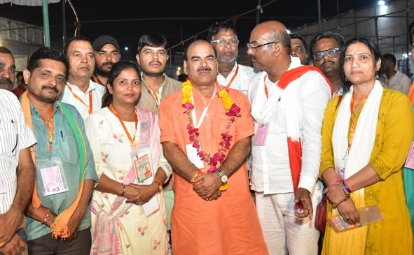 जीत के बाद उमेश द्विवेदी। जीत के बाद उमेश द्विवेदी।