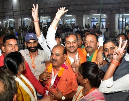 जीत के बाद उमेश द्विवेदी। जीत के बाद उमेश द्विवेदी।