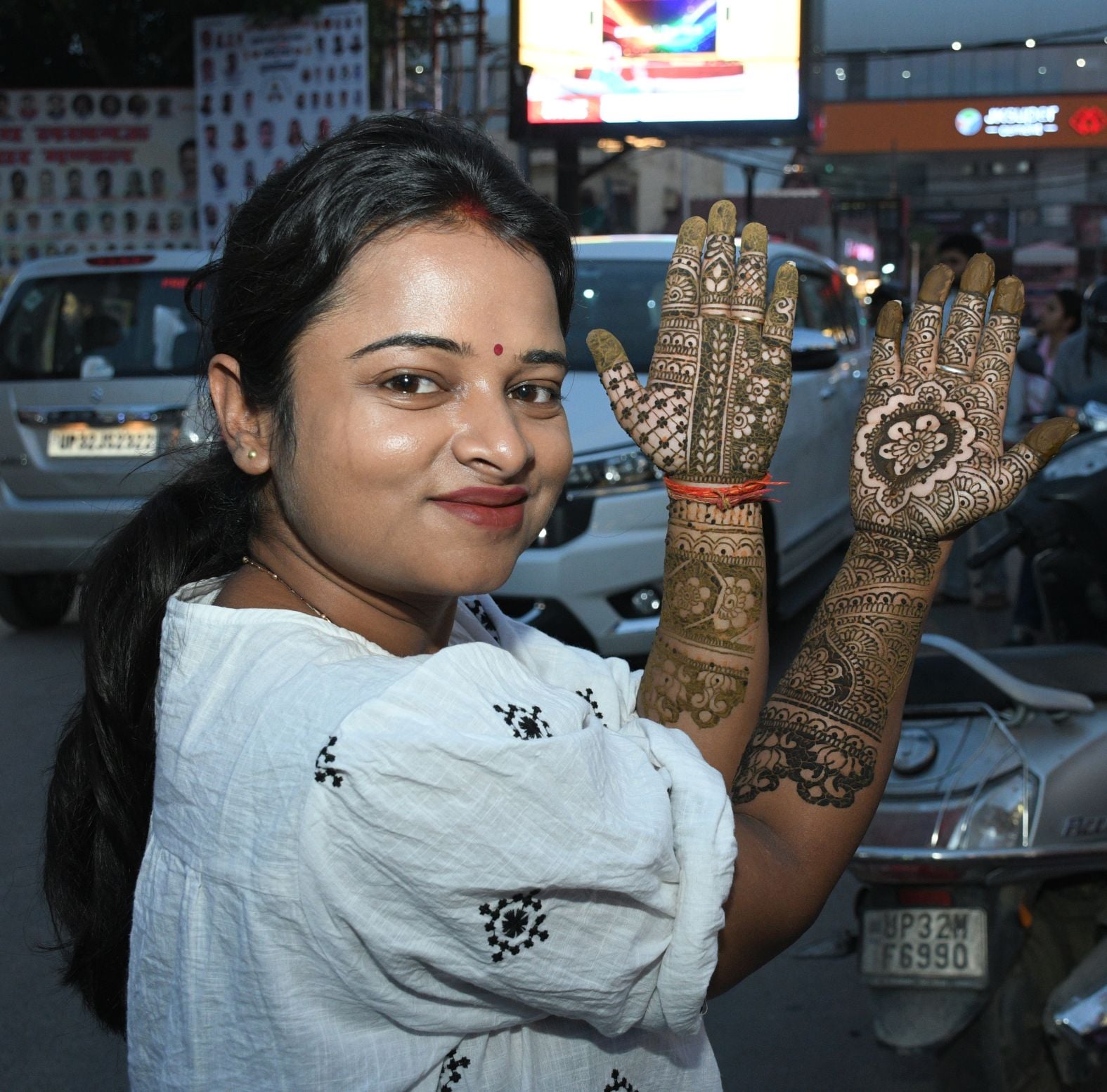 करवा चौथ पर खरीदारी करतीं व हाथ में मेहंदी लगवातीं महिलाएं करवा चौथ पर खरीदारी करतीं व हाथ में मेहंदी लगवातीं महिलाएं