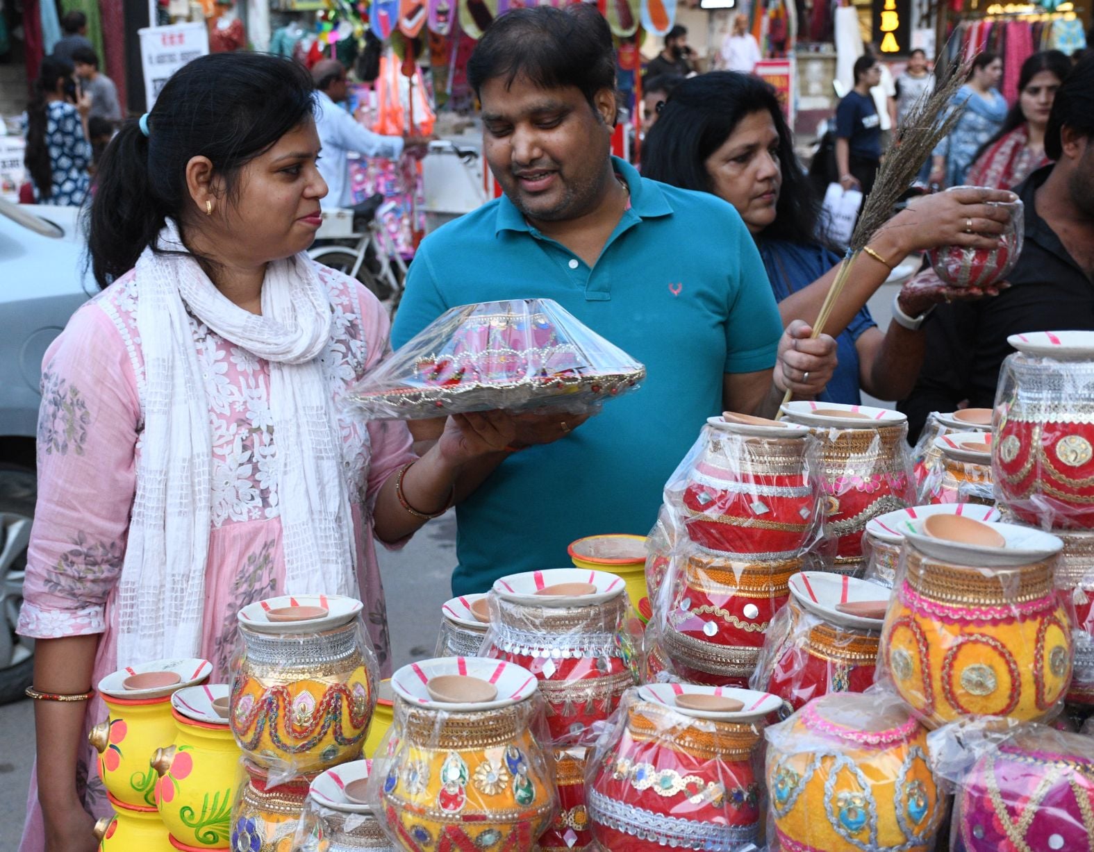 करवा चौथ पर खरीदारी करतीं व हाथ में मेहंदी लगवातीं महिलाएं करवा चौथ पर खरीदारी करतीं व हाथ में मेहंदी लगवातीं महिलाएं