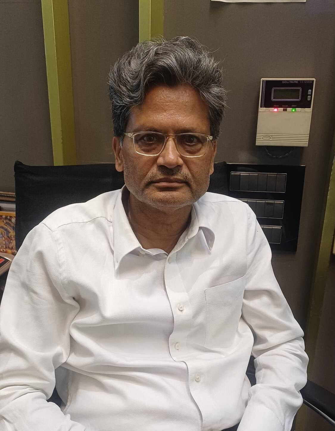 करवाचौथ को लेकर चांदी के बर्तन की खरीदारी करती महिलाएं। संवाद करवाचौथ को लेकर चांदी के बर्तन की खरीदारी करती महिलाएं। संवाद