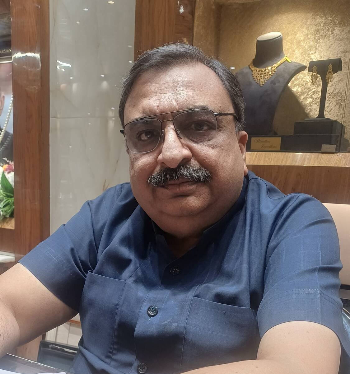 करवाचौथ को लेकर चांदी के बर्तन की खरीदारी करती महिलाएं। संवाद करवाचौथ को लेकर चांदी के बर्तन की खरीदारी करती महिलाएं। संवाद