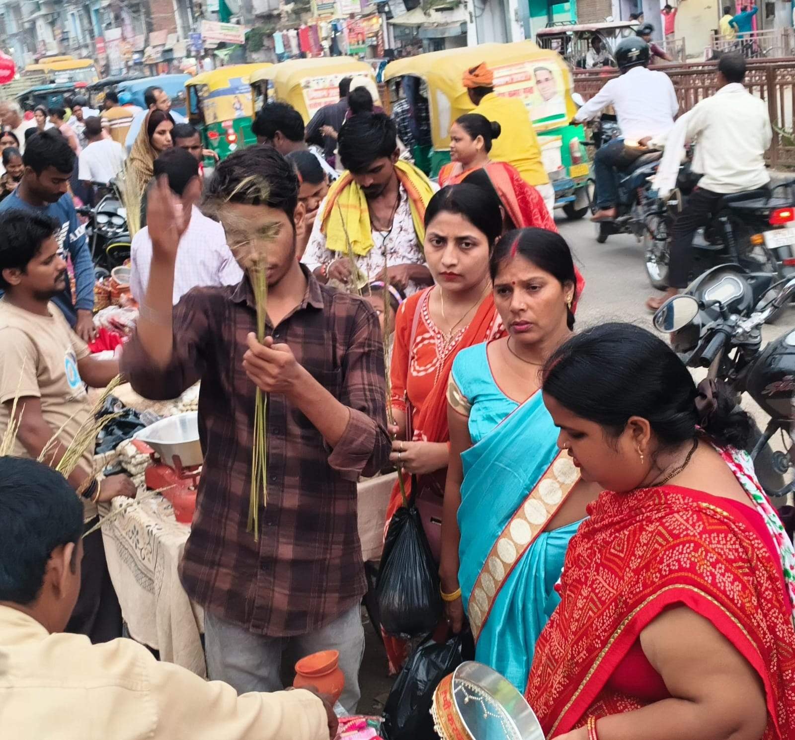 करवाचौथ के पूर्व संध्या पीडीडीयू नगर में हाथों में मेंहदी लगवाती युवतियां। संवाद करवाचौथ के पूर्व संध्या पीडीडीयू नगर में हाथों में मेंहदी लगवाती युवतियां। संवाद