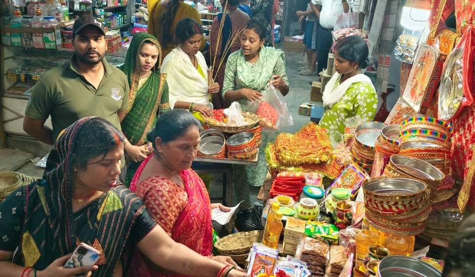 करवाचौथ के पूर्व संध्या पीडीडीयू नगर में हाथों में मेंहदी लगवाती युवतियां। संवाद करवाचौथ के पूर्व संध्या पीडीडीयू नगर में हाथों में मेंहदी लगवाती युवतियां। संवाद