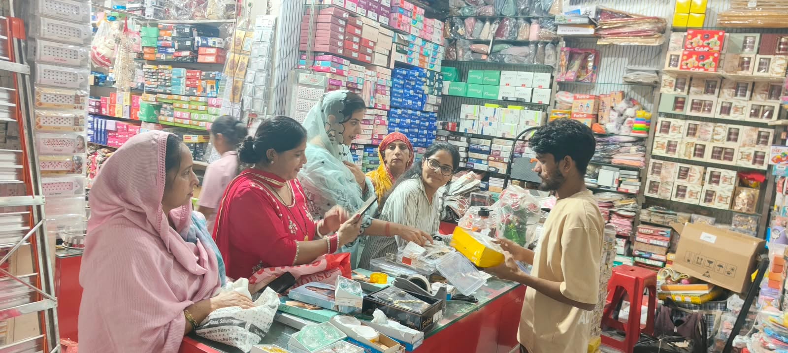 करवाचौथ  पर्व को लेकर खरीदारी करती हुई महिलाएं