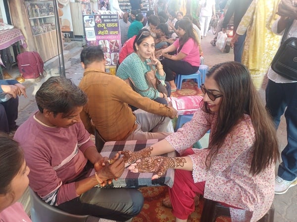 करवाचौथ से पूर्व संध्या पर छावनी के बजाजा बाजार में उमड़ी लोगों की भीड़। संवाद