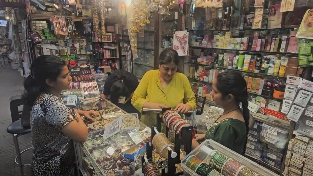 मॉडल टाउन में कलीरा पसंद करती महिला। संवाद मॉडल टाउन में कलीरा पसंद करती महिला। संवाद
