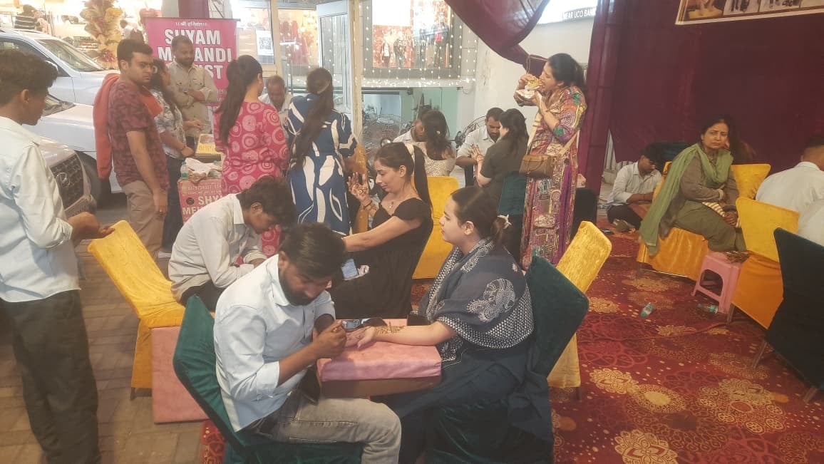 मॉडल टाउन में कलीरा पसंद करती महिला। संवाद मॉडल टाउन में कलीरा पसंद करती महिला। संवाद