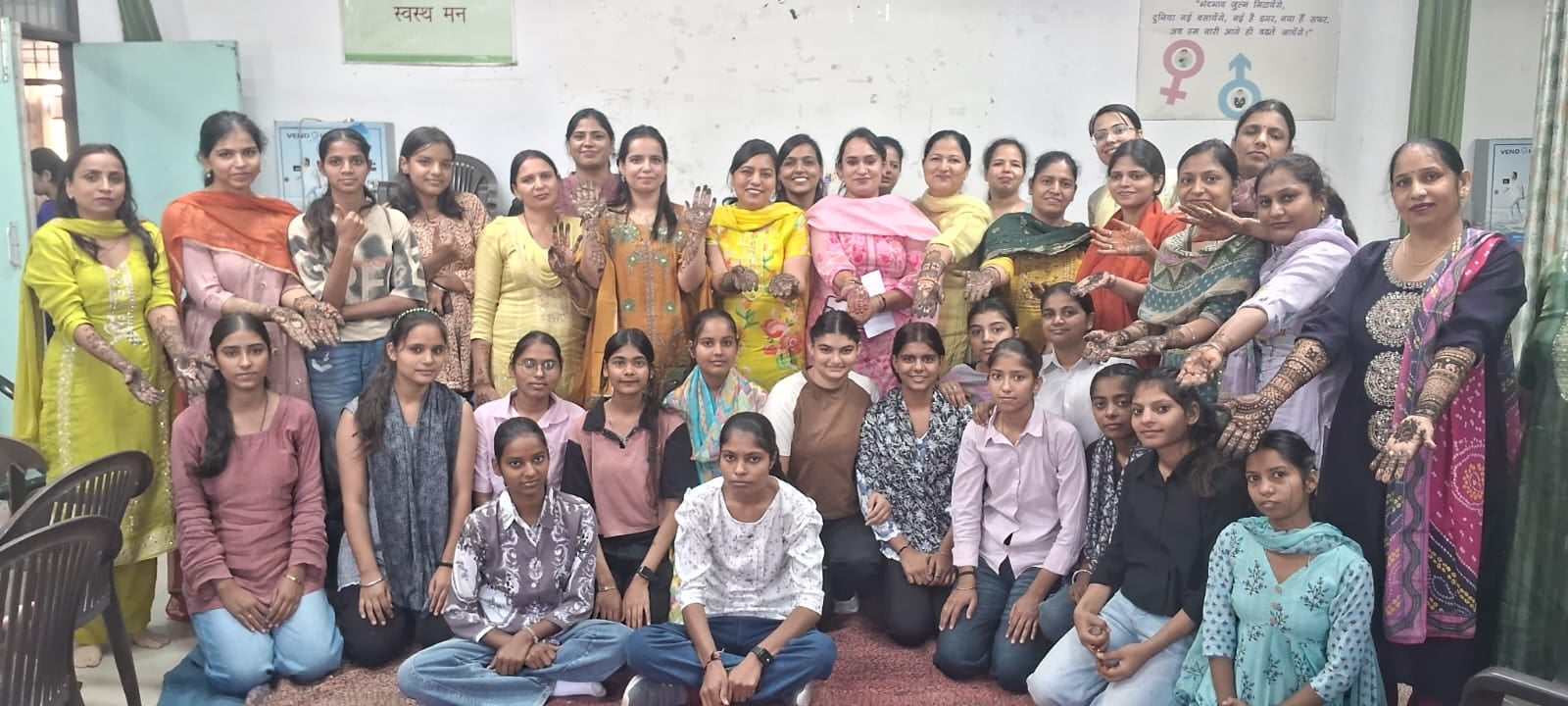मेहंदी प्रतियोगिता में भाग लेने वाली छात्राएं व स्टाफ सदस्य। विज्ञप्ति