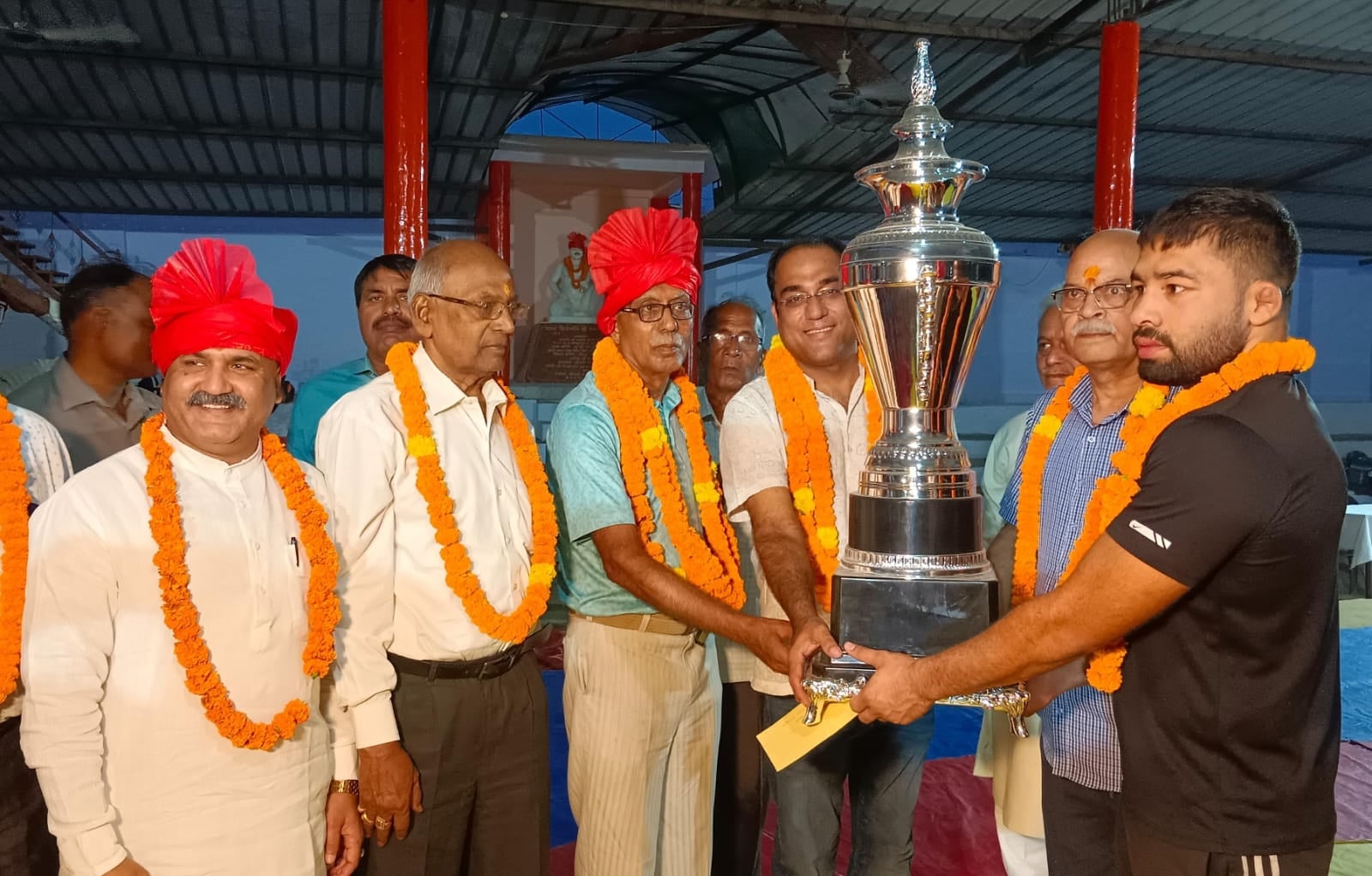 मिर्जापुर में मंगल राय स्मारक कुश्ती प्रतियोगिता में दांव आजमाते पहलवान। मिर्जापुर में मंगल राय स्मारक कुश्ती प्रतियोगिता में दांव आजमाते पहलवान।