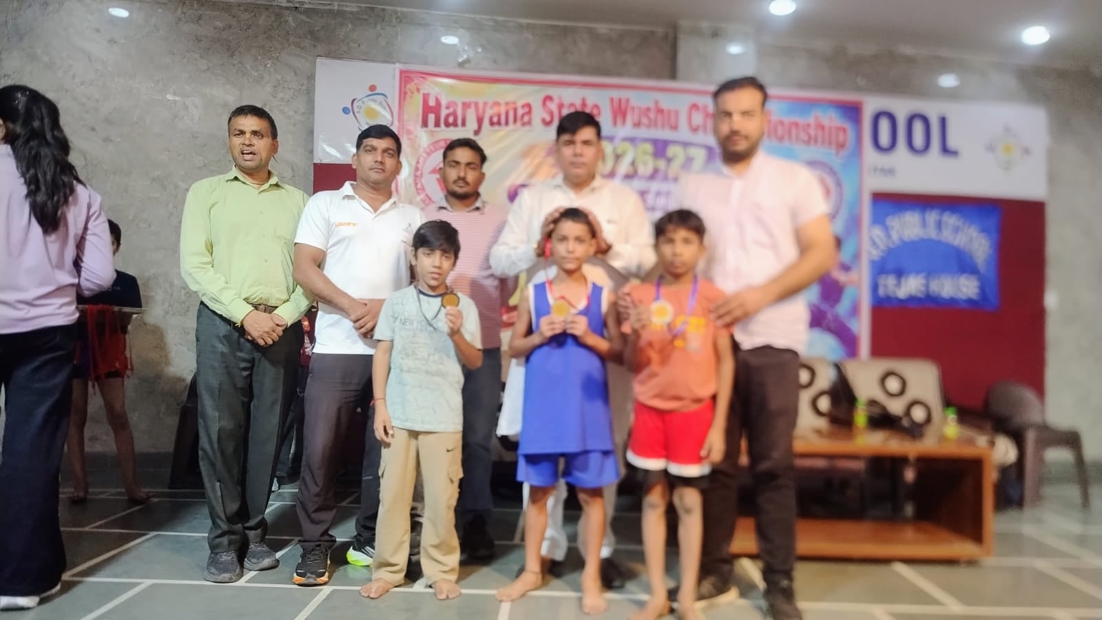नीली वर्दी में गोल्ड मेडल के साथ सम्मानित होता दीपेंद्र कुंडू। विज्ञप्ति