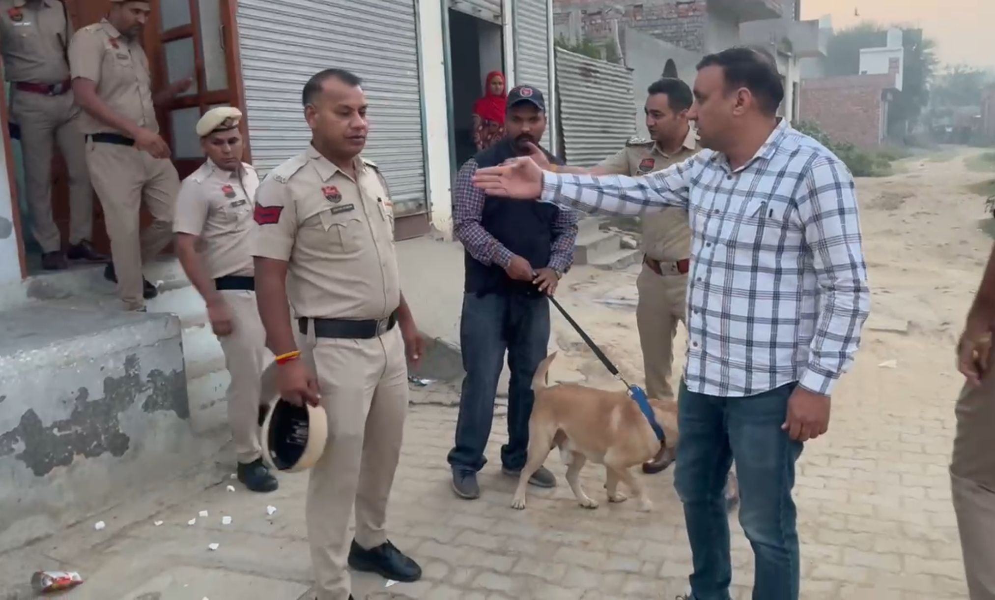 पूंडरी में जांच करती पुलिस की टीमें। प्रवक्ता पूंडरी में जांच करती पुलिस की टीमें। प्रवक्ता