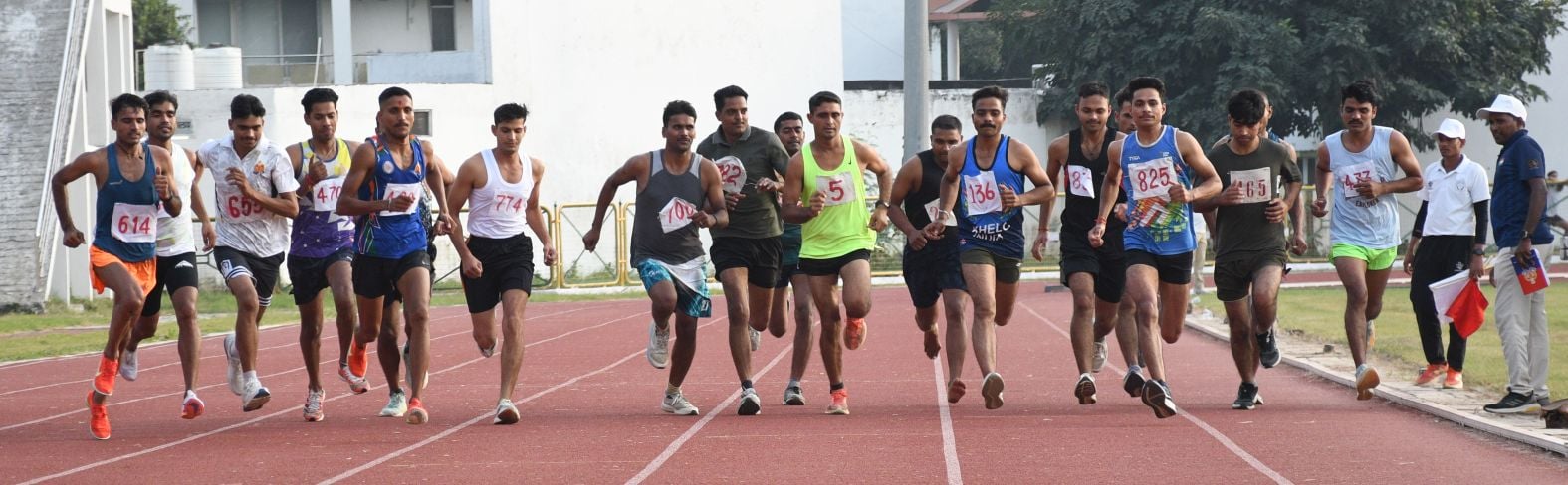 प्रतियोगिता में हिस्सा लेते खिलाड़ी। 