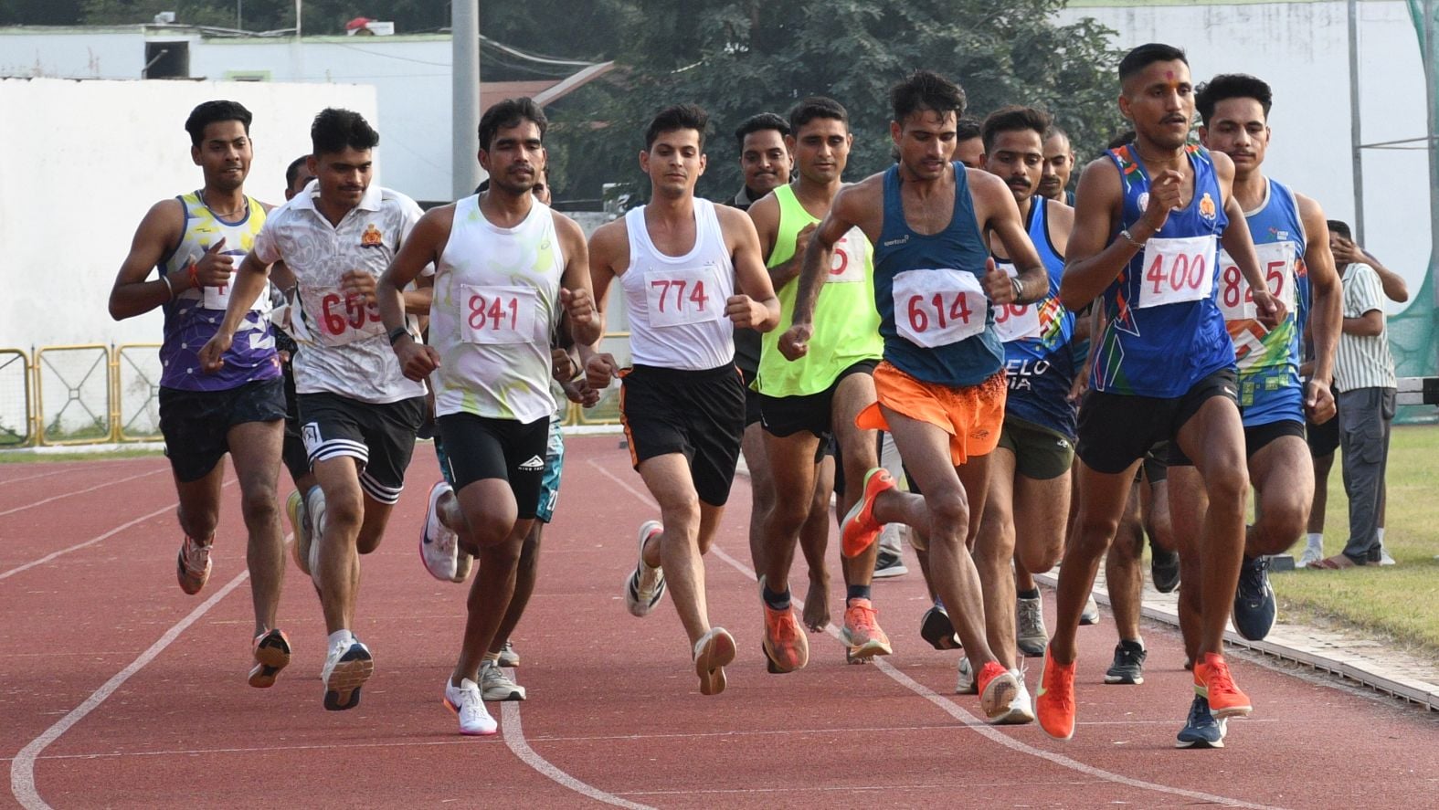 प्रतियोगिता में हिस्सा लेते खिलाड़ी। 