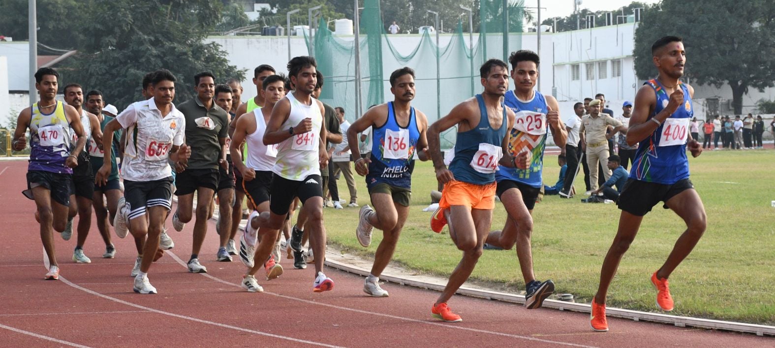 प्रतियोगिता में हिस्सा लेते खिलाड़ी। 