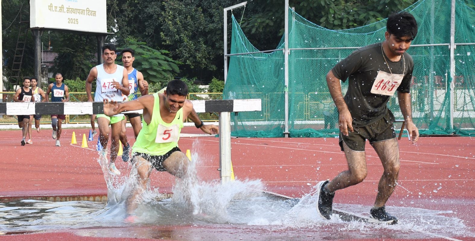प्रतियोगिता में हिस्सा लेते खिलाड़ी। 