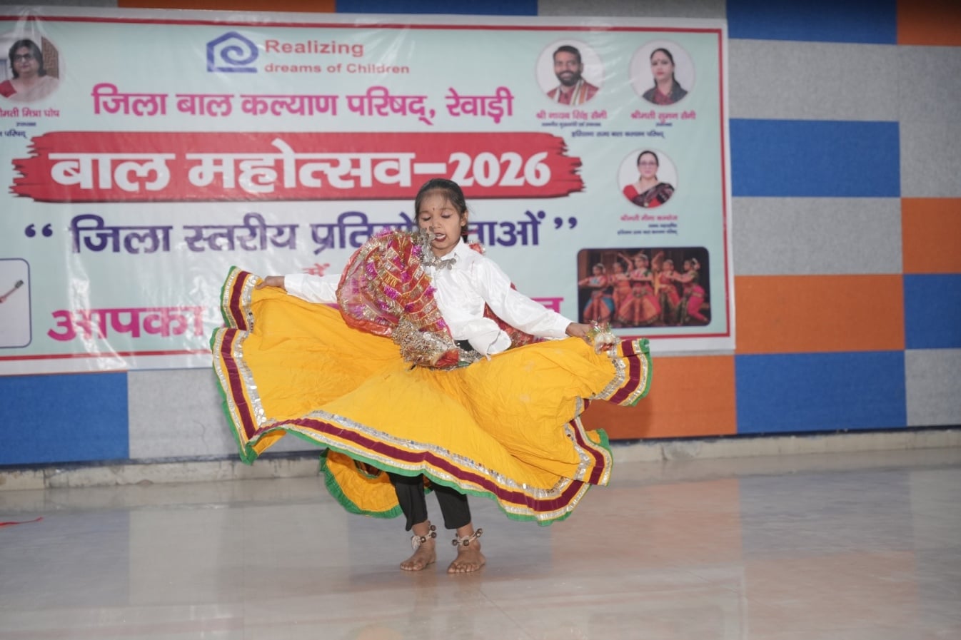 प्रतियोगिता में नृत्य प्रस्तुत करते प्रतिभागी। संवाद