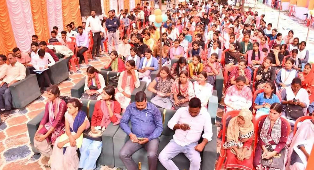 रोजगार मेले में युवाओं को ऑफर लेटर देते विधायक हरीश शाक्य। संवाद रोजगार मेले में युवाओं को ऑफर लेटर देते विधायक हरीश शाक्य। संवाद
