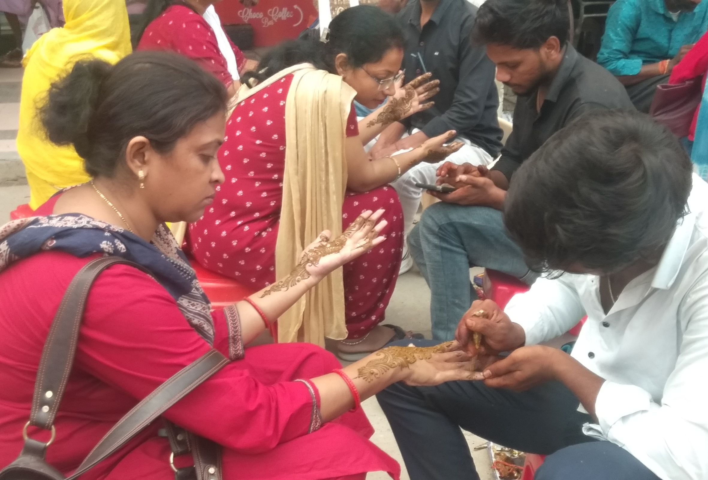 रायबरेली में शहर के सुपर मार्केट स्थित दुकान से करवाचौथ की पूजा के लिए चलनी खरीदती महिलाएं। 
