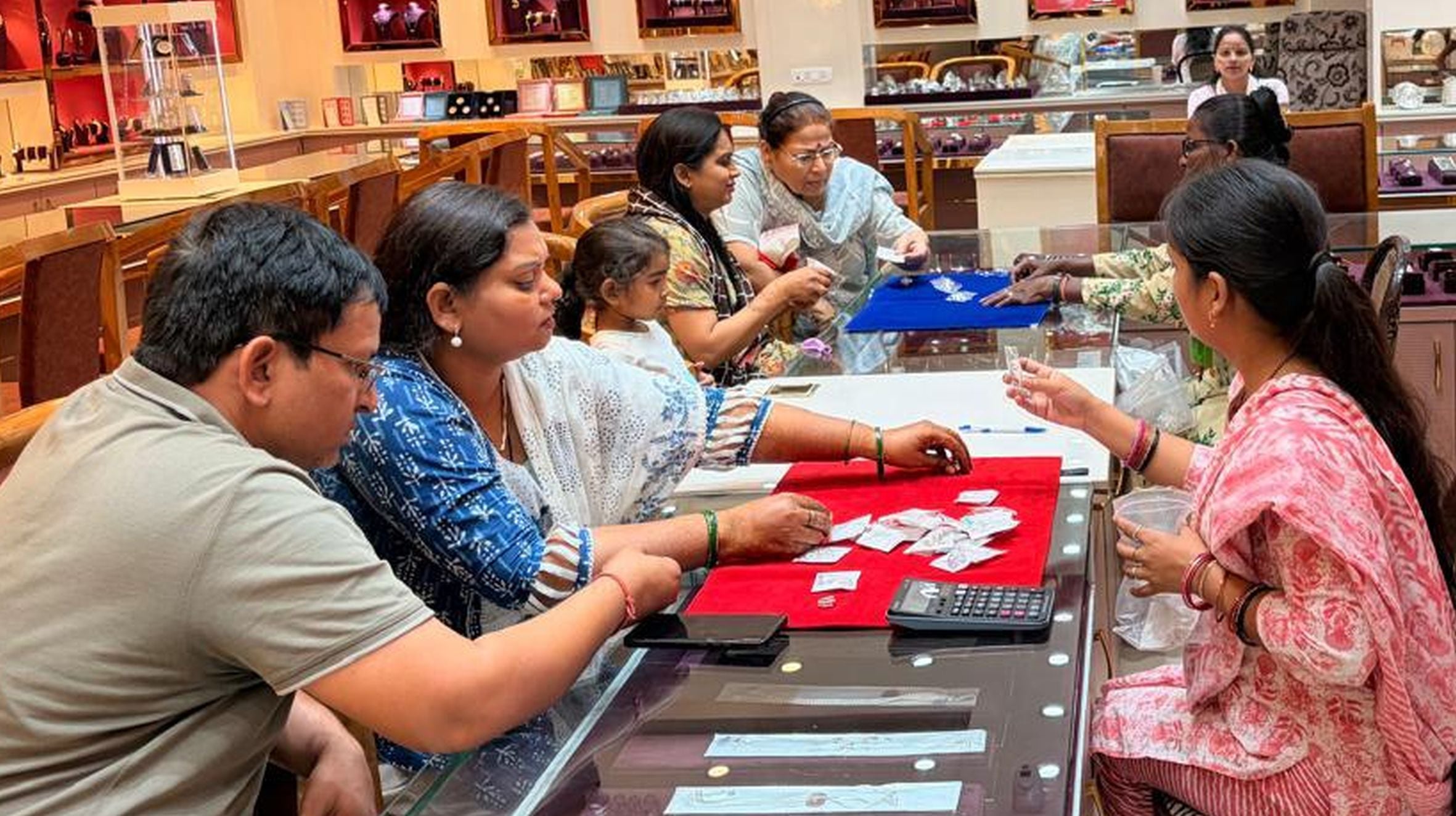रायबरेली में शहर के सुपर मार्केट स्थित दुकान से करवाचौथ की पूजा के लिए चलनी खरीदती महिलाएं। 