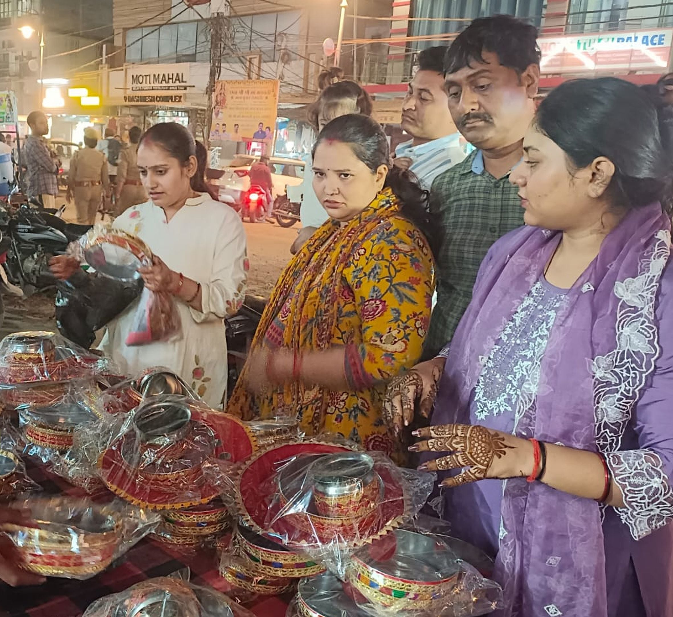 रायबरेली में शहर के सुपर मार्केट स्थित दुकान से करवाचौथ की पूजा के लिए चलनी खरीदती महिलाएं। 