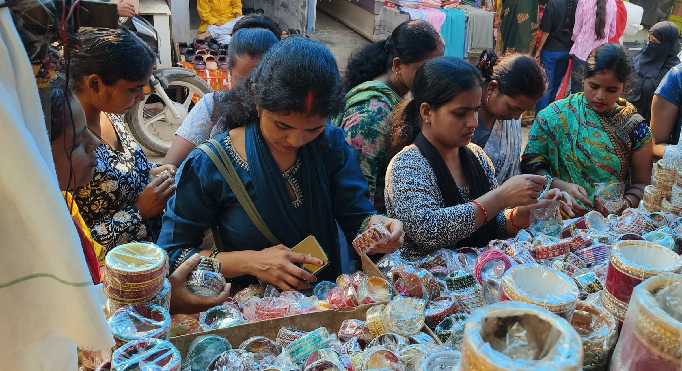 रायबरेली में शहर के सुपर मार्केट स्थित दुकान से करवाचौथ की पूजा के लिए चलनी खरीदती महिलाएं। 