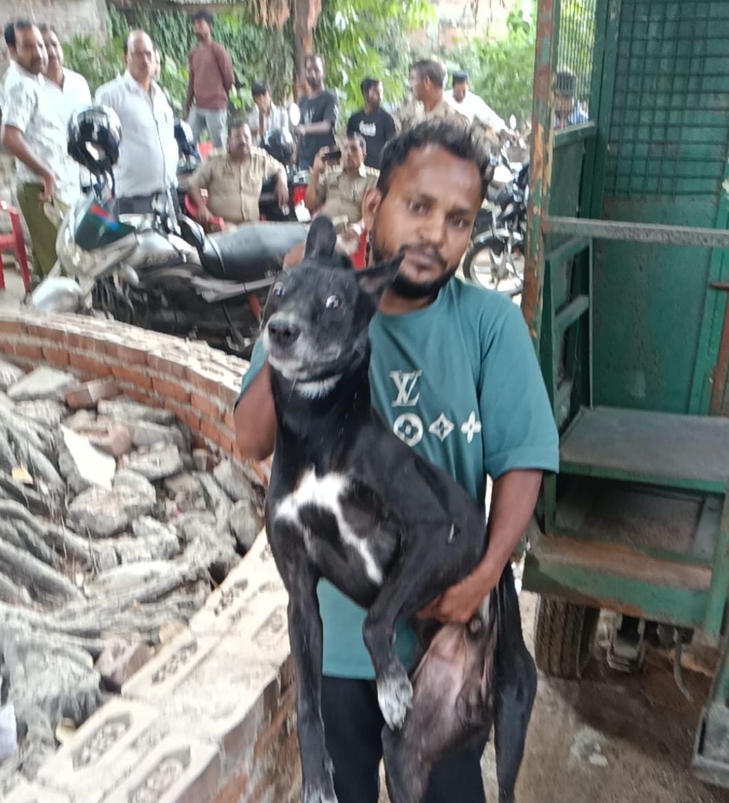 सआदतगंज के नौबस्ता स्थित ब्राह्मणी टोला में तैनात पुलिस व पीड़ित परिवार के घर लोगों का आना जा